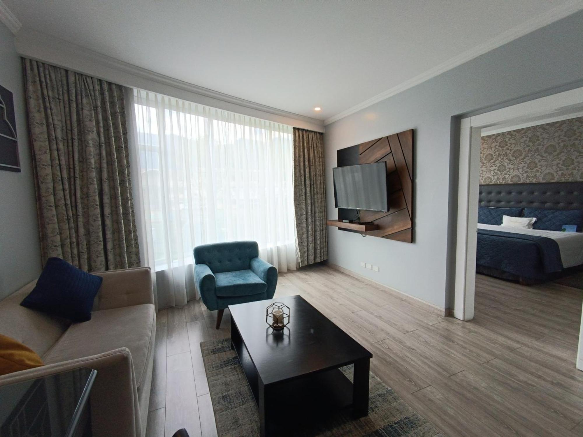 Aparta Hotel Torres De Suites Quito Exterior photo