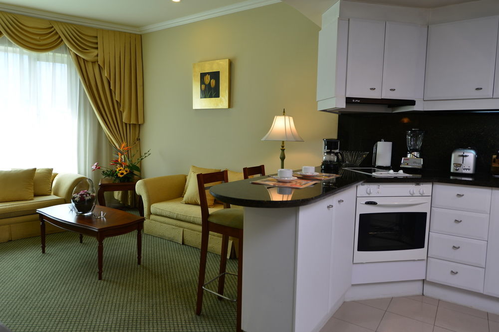 Aparta Hotel Torres De Suites Quito Exterior photo